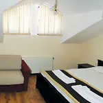 за гости в къща камелия